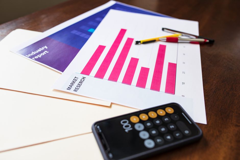 Marketing Turístico — Illustrative market research chart and calculator on wooden desk for business analysis.